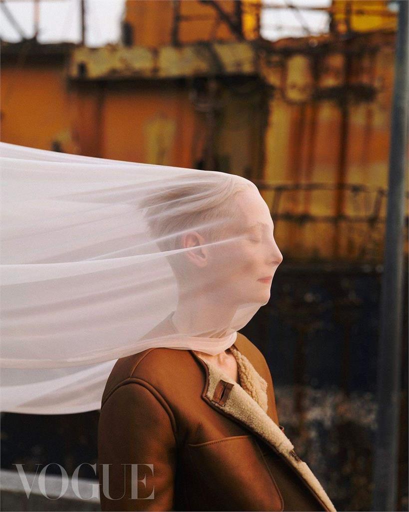 時尚雜誌VOGUE 12月封面 蒂妲史雲頓取景基隆拍大片