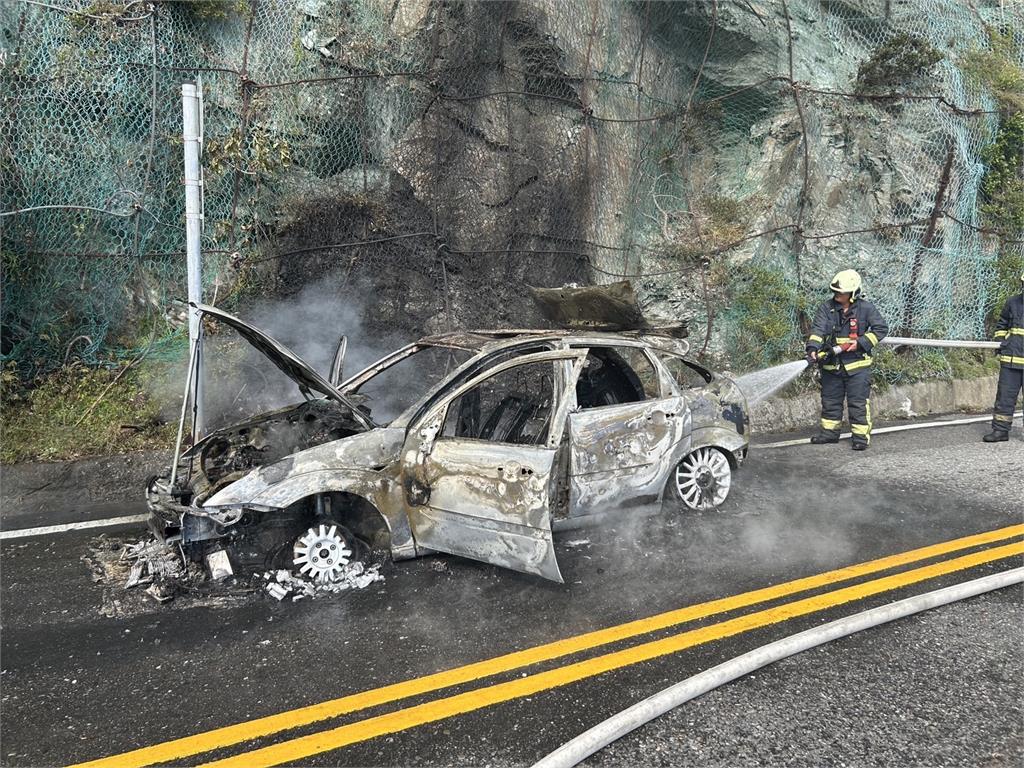台9丁線「火燒車」轎車慘剩骨架 駕駛、乘客急逃生
