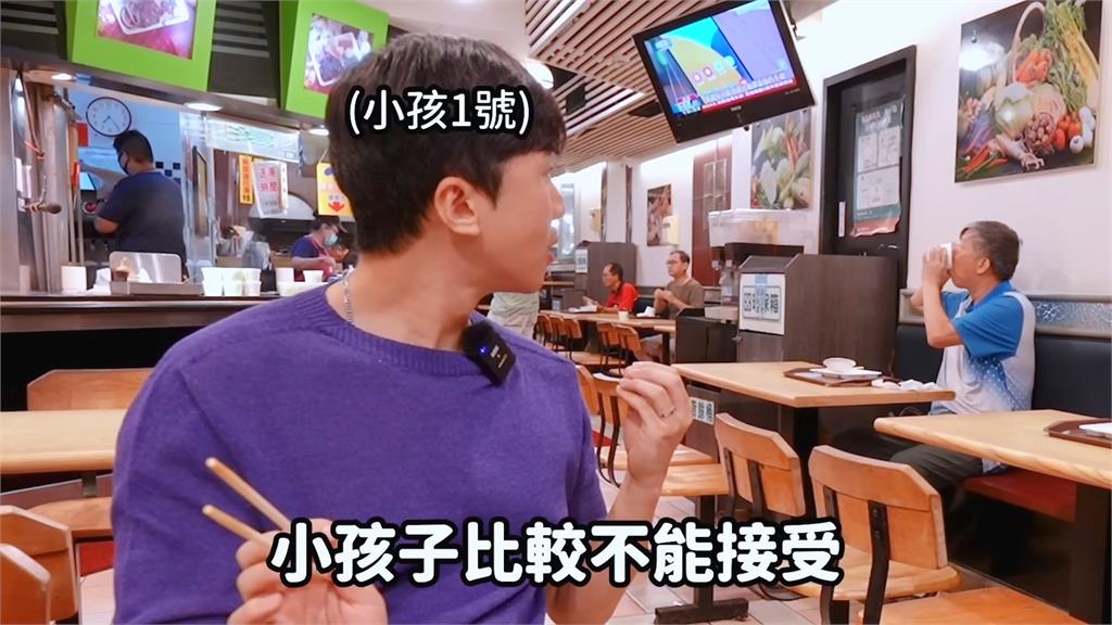 韓籍夫妻嚐台式自助餐!見1菜色嚇到哭 連台灣人都抗拒:到底為什麼有