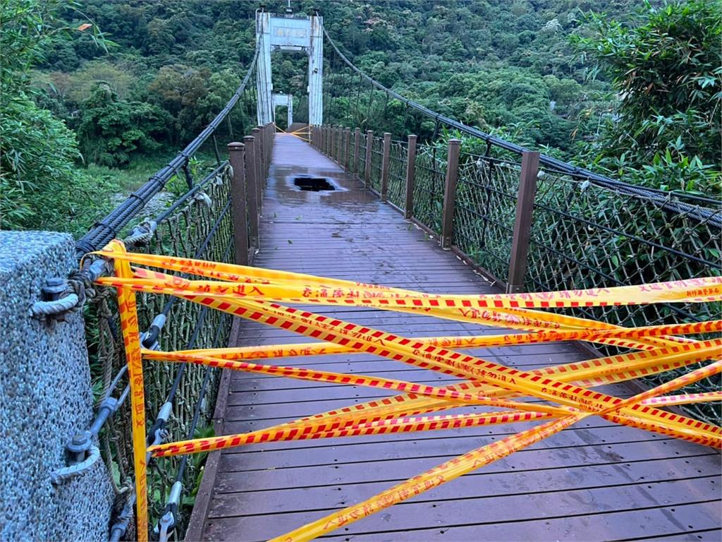 快新聞／新竹「內灣吊橋」疑遭惡意縱火　橋面燒破大洞驚險畫面曝