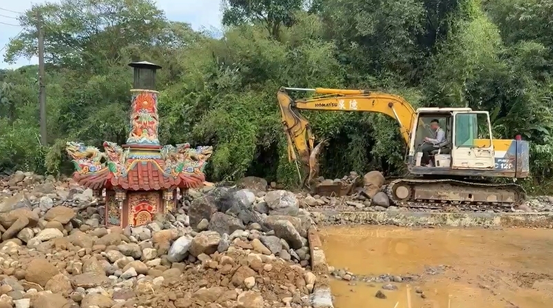 快新聞／豪雨猛襲！金山長興宮「遭土石流埋一半」香爐險滅頂　驚人畫面曝光　