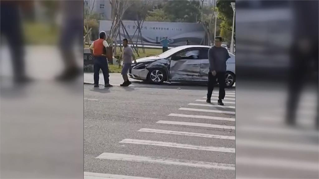 按喇叭爆行車糾紛　釀出開車連環衝撞4人傷