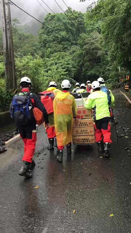 快新聞／宜蘭明池山莊302人受困　救援人員徒步運物資險峻畫面曝！