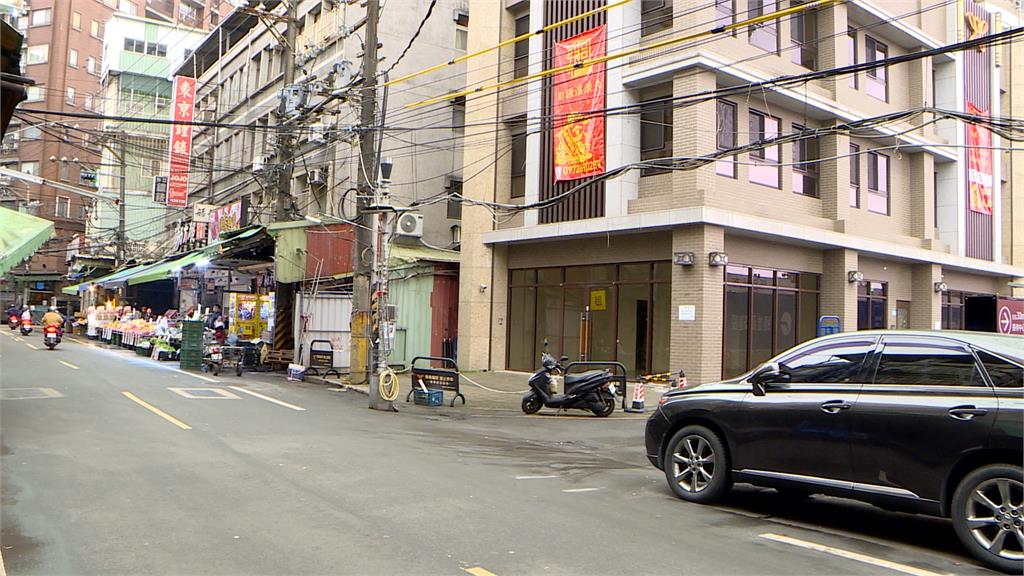 工程車勾到電線! 板橋湳雅市場冒火光 攤商瞬間停電