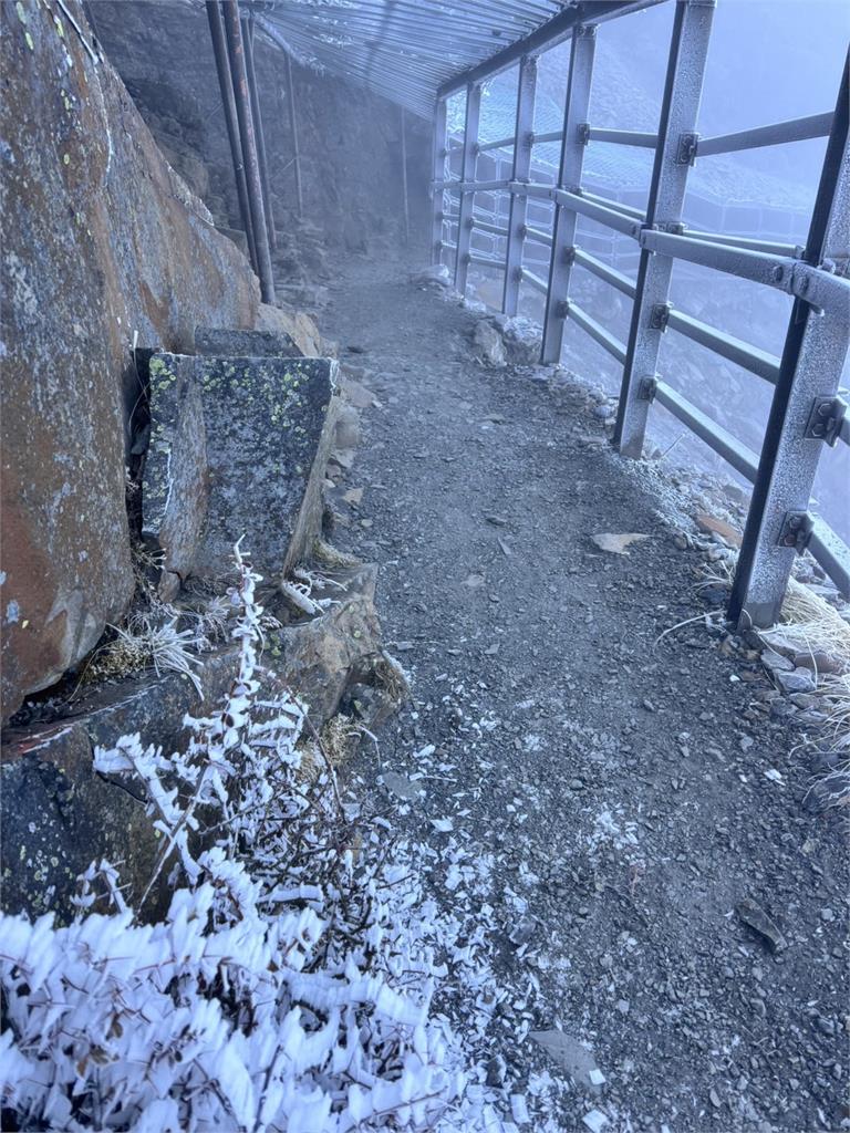 玉山-8.5°C景象「凍」人 主峰石碑結冰