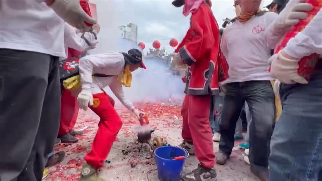 超猛!朝天宮迎媽祖「犁炮」炸轎 走到哪炸到哪 遊客讚名不虛傳