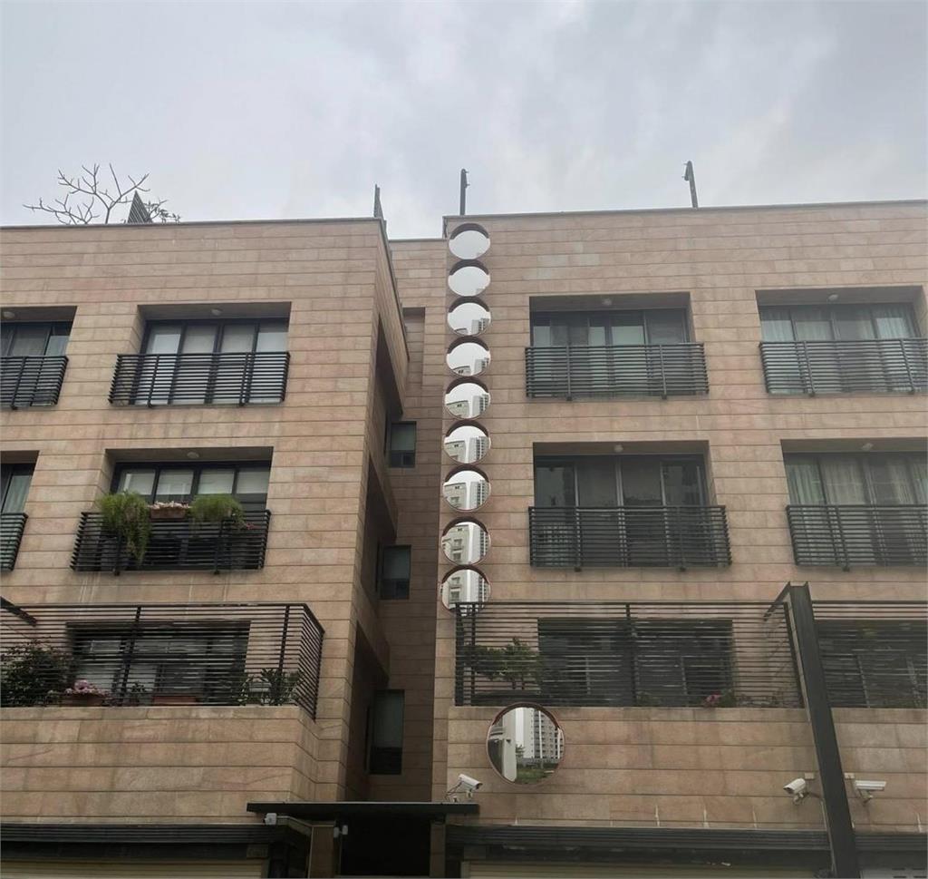 奇葩透天厝為擋「壁刀煞」狂掛10面鏡!風水師曝:改用「這1物」效果更好