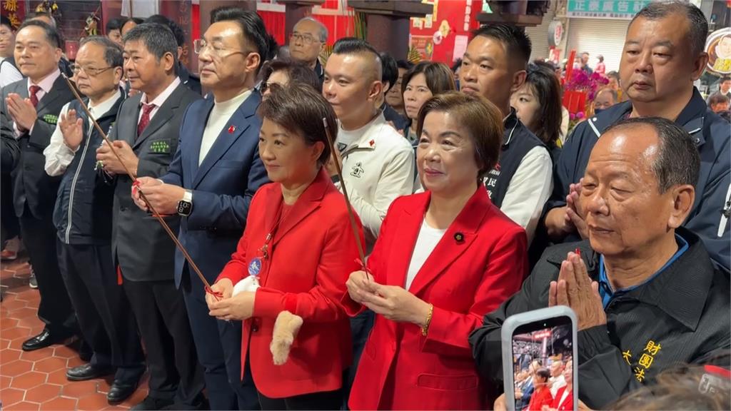 盧秀燕馬不停蹄！　 大年初一連趕四場發送小紅包