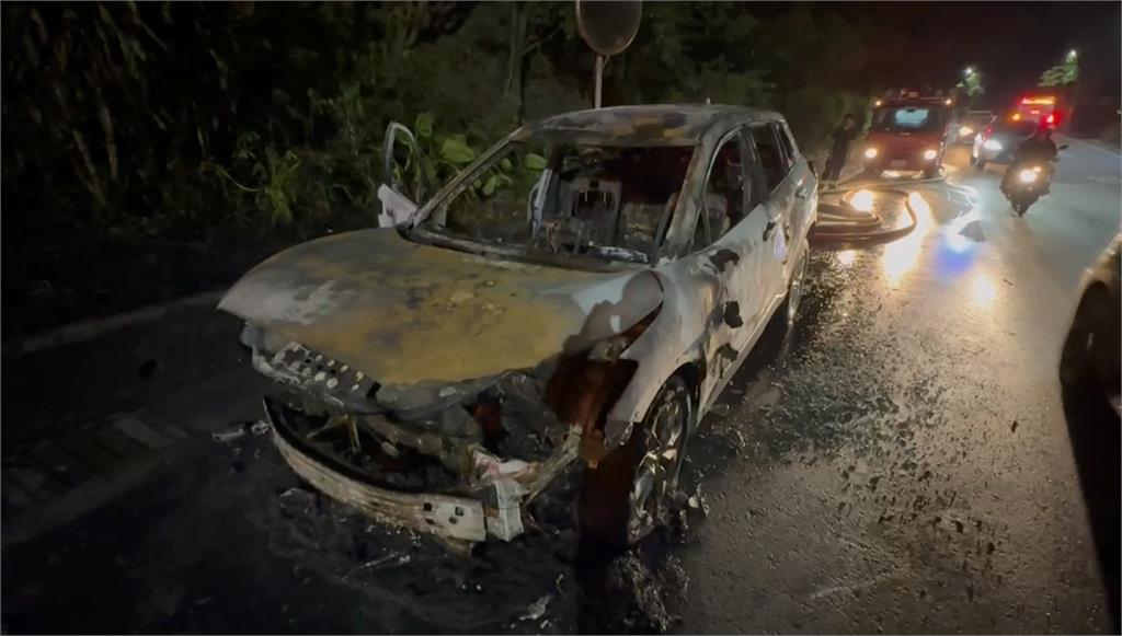 國慶連假租車出遊竟火燒車 熱心騎士狂按喇叭提醒