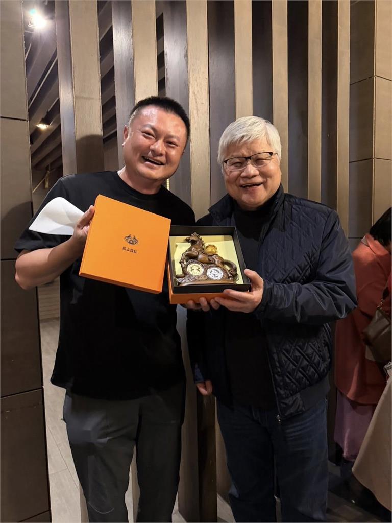 魏哲家大方送台中愛店「1原型」更加碼親簽！老闆嗨喊：全世界最有價值