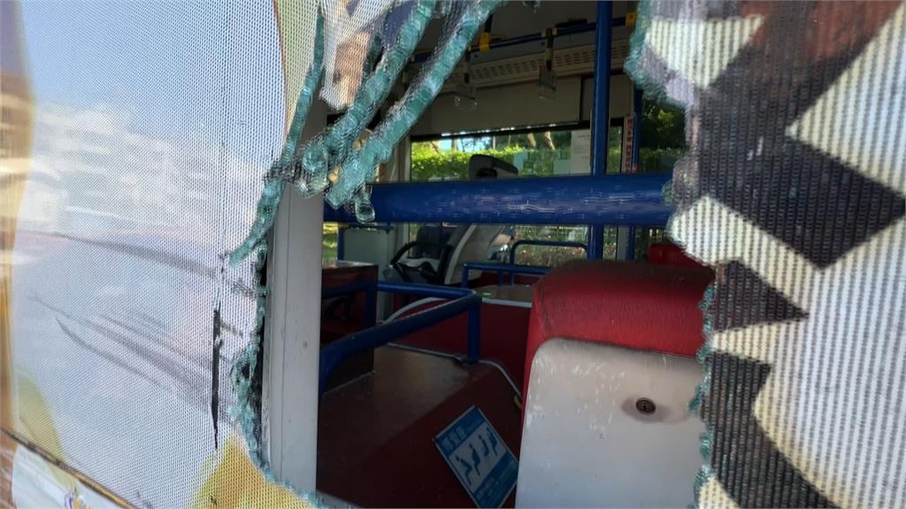 驚悚!公車剛起步換車道 遭貨車撞上「車身破大洞」