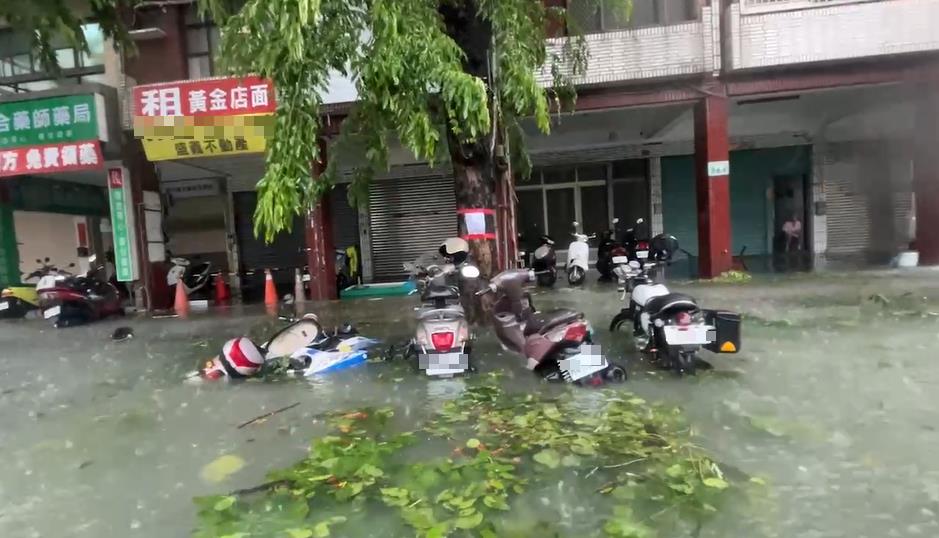 快新聞/高雄還在警戒範圍!豪雨狂炸「多處積淹水」 陳其邁:逾200件災情通報
