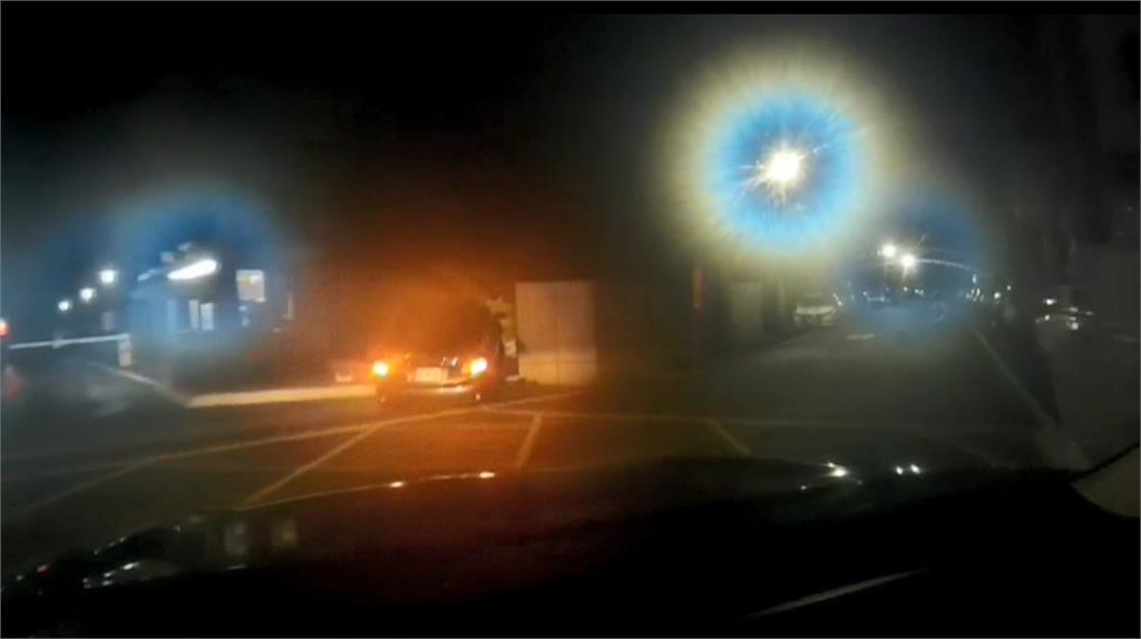 可疑轎車拒檢自撞民宅!駕駛落跑遭逮 車內同夥一度襲警