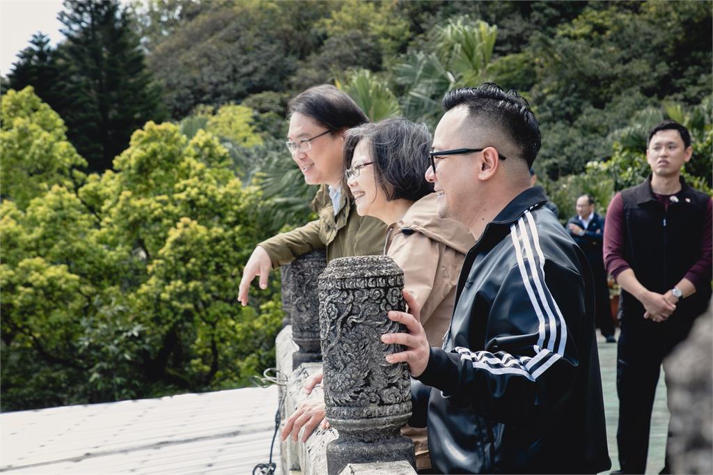 基隆爬山「隔壁香客大姐」竟是蔡英文!私下太炸裂「開飆2戰友」網笑:太愛了