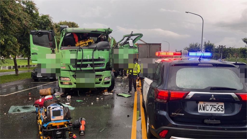 高雄小貨車疑毒駕一路撞！　逆向撞上聯結車害駕駛喪命