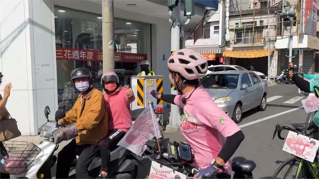 陳亭妃鐵馬掃街初選衝刺　秀出王世堅贈送巨大勳章