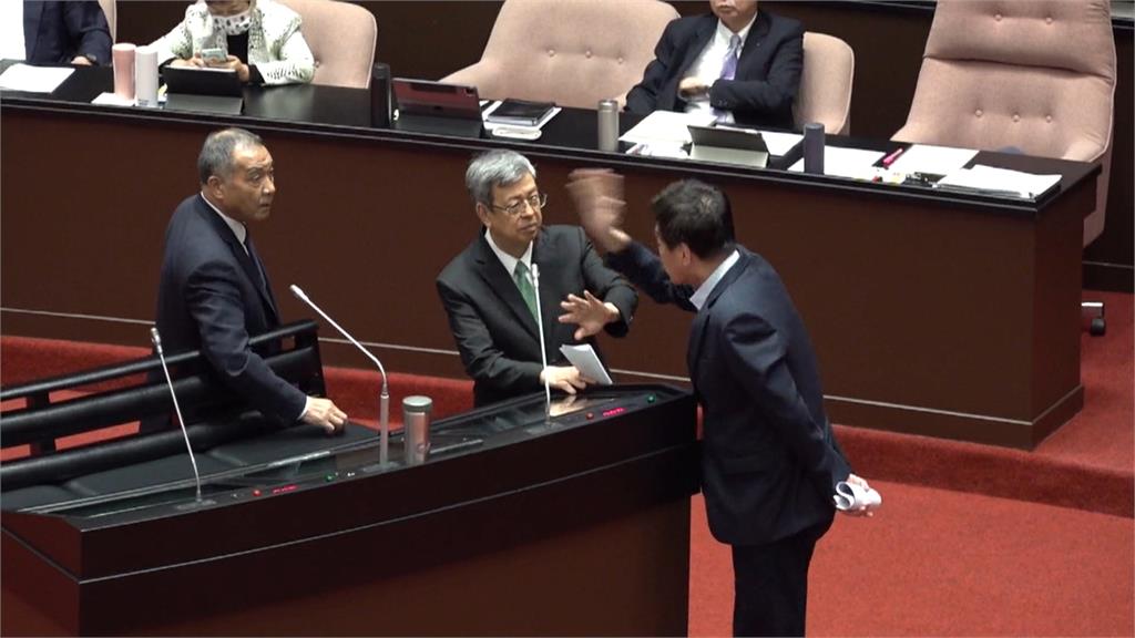 火爆!費鴻泰、邱國正質詢爆口角 陳建仁擋中間忙著勸架