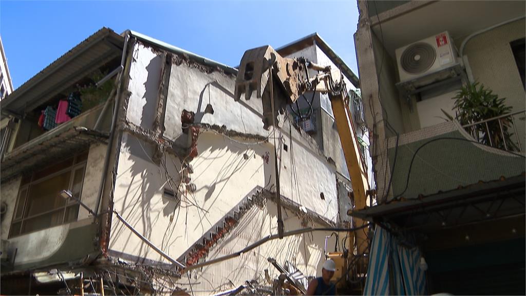 蘆洲老屋拆除「地板坍塌」 壓毀鷹架、外牆釀30多戶停電