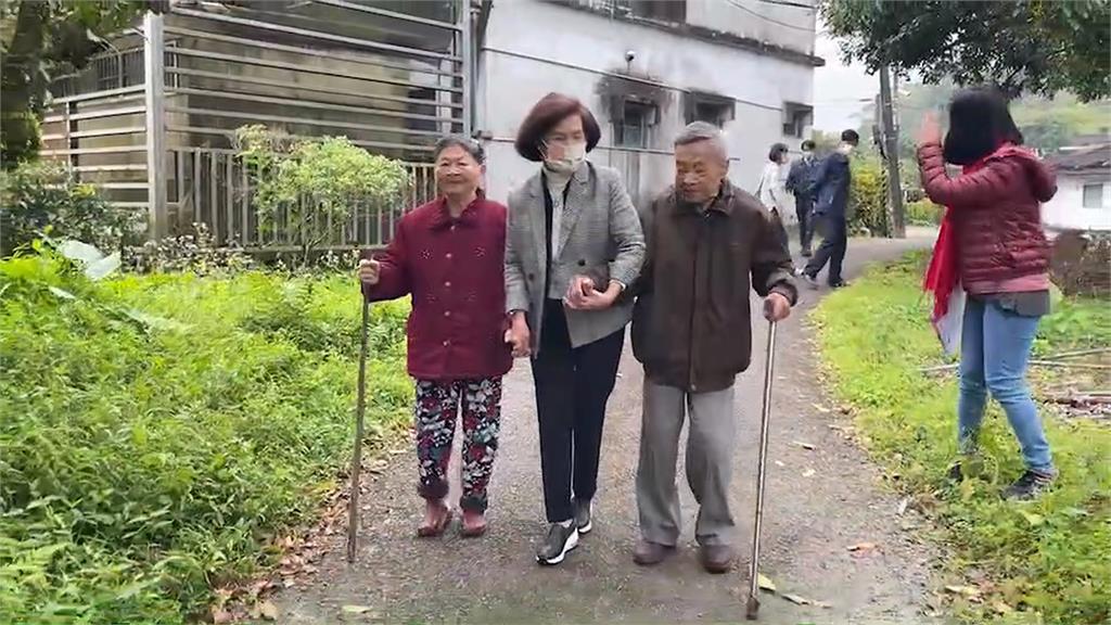 不捨!八旬老婦溪邊洗衣 林姿妙自掏腰包送洗衣機