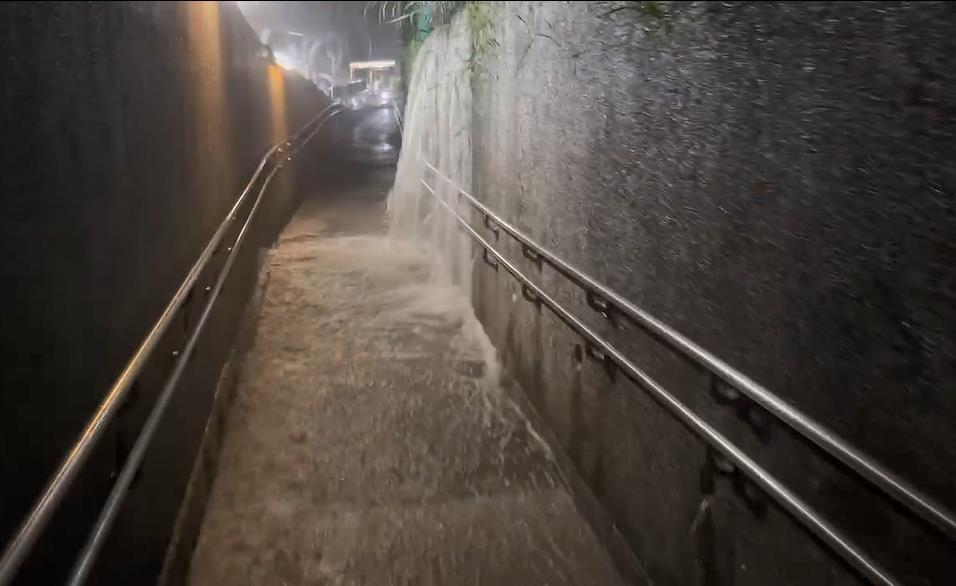 快新聞／雨彈來襲！　基隆暖暖車站淹水畫面曝