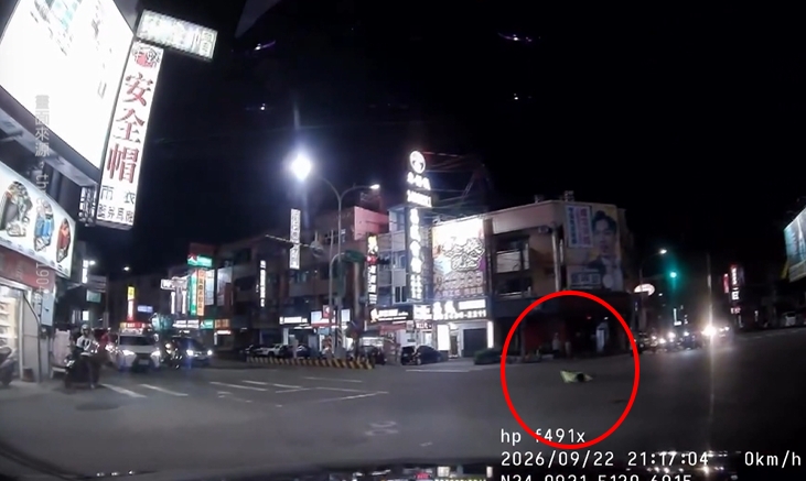驚險！台中女子闖車陣遭撞倒地　熱心駕駛擋車通報救護車
