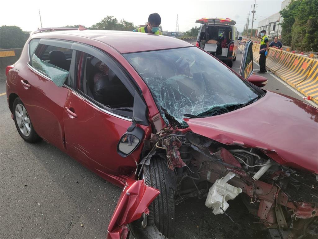 女子開車疑恍神自撞護欄！　騎士撞上迴轉小黃昏迷送醫