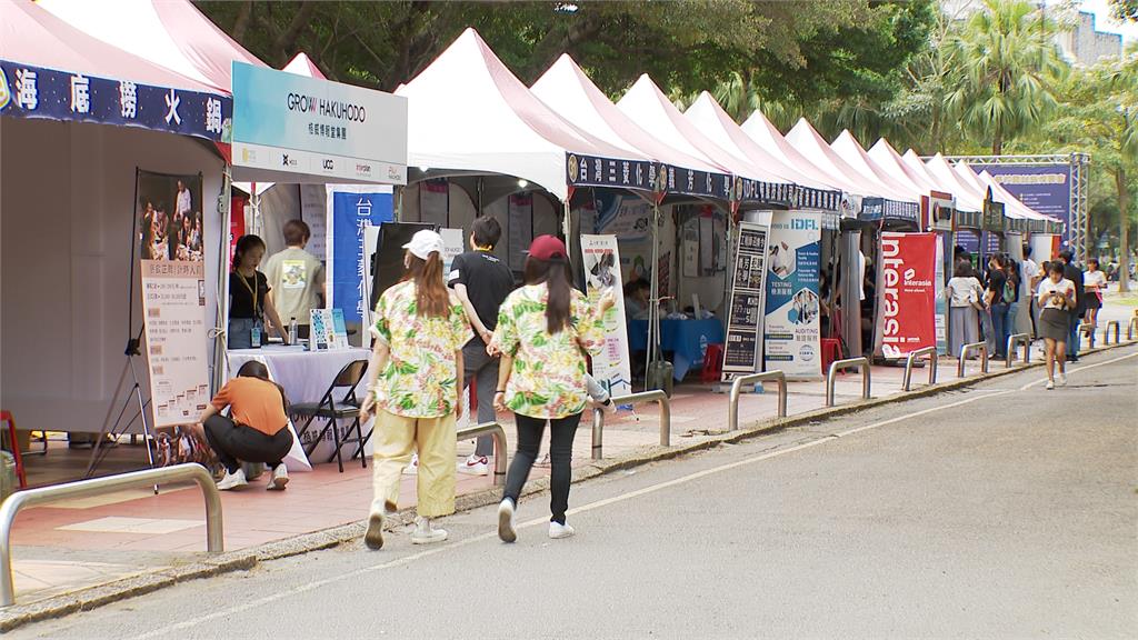 輔大就職博覽會 餐飲集團祭福利、加薪搶人才 輔大就職博覽會登場 餐飲業缺工「加薪搶人才」