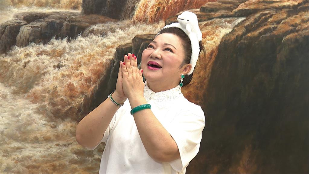 白冰冰金曲獎戰袍尺度大開 預告請出"姊姊.奶奶"