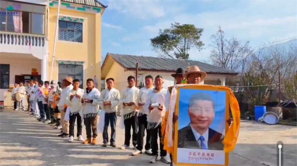 偷辦送葬儀式？西藏人手捧「習近平大頭照」詭異畫面曝…網譏：滿滿出殯感