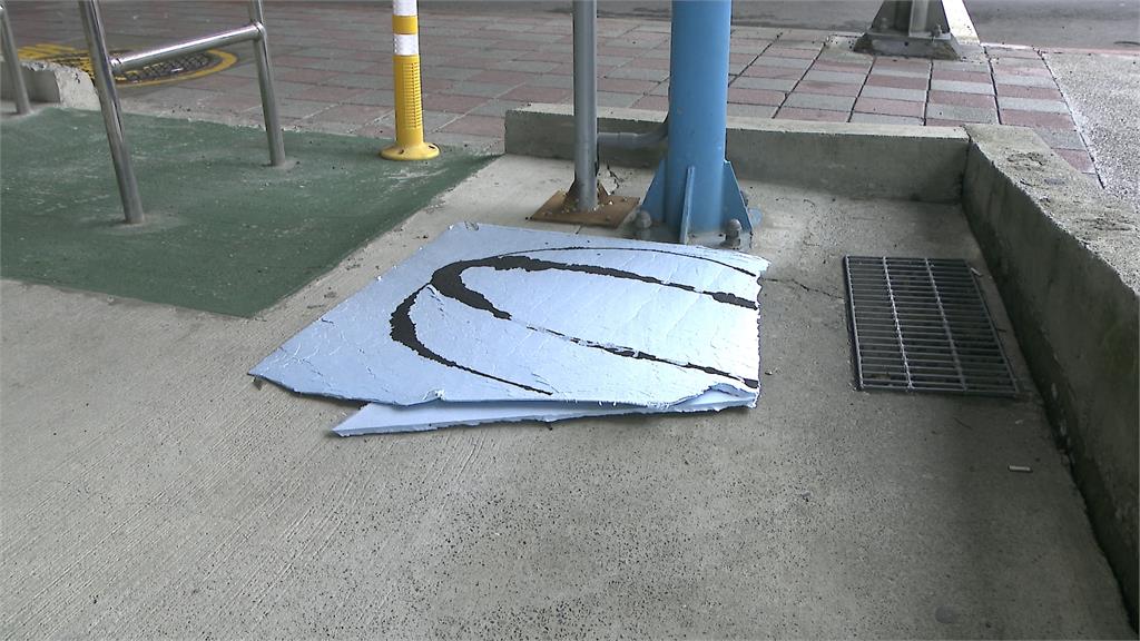 大漢橋上「建材天女散花」險砸騎士 工務局出手開罰了