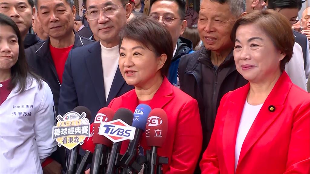 盧秀燕馬不停蹄！　 大年初一連趕四場發送小紅包