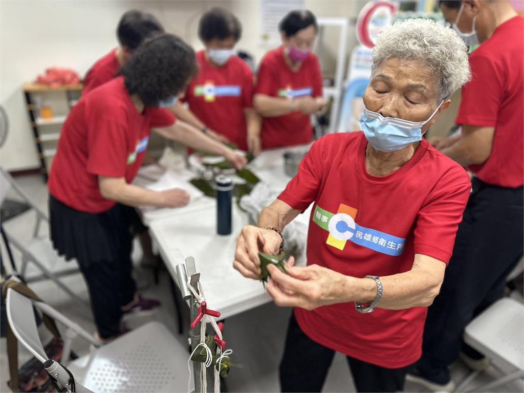 快新聞/健康又營養! 嘉義民雄衛生所合體長輩共包「水果冰粽」