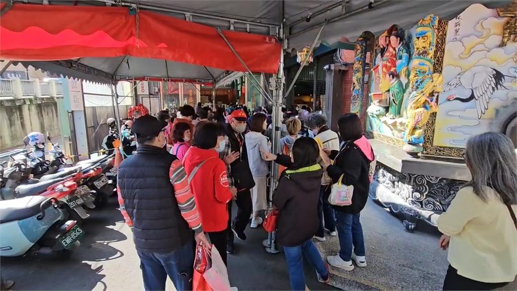 排慈護宮發財金爆衝突！　女遭廟方人員甩棍毆打「耳縫3針」