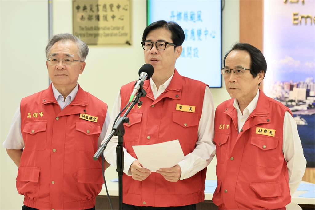 快新聞/丹娜絲暴風圈估16時觸高雄陸地 陳其邁視訊卓揆、冒雨視察美濃湖