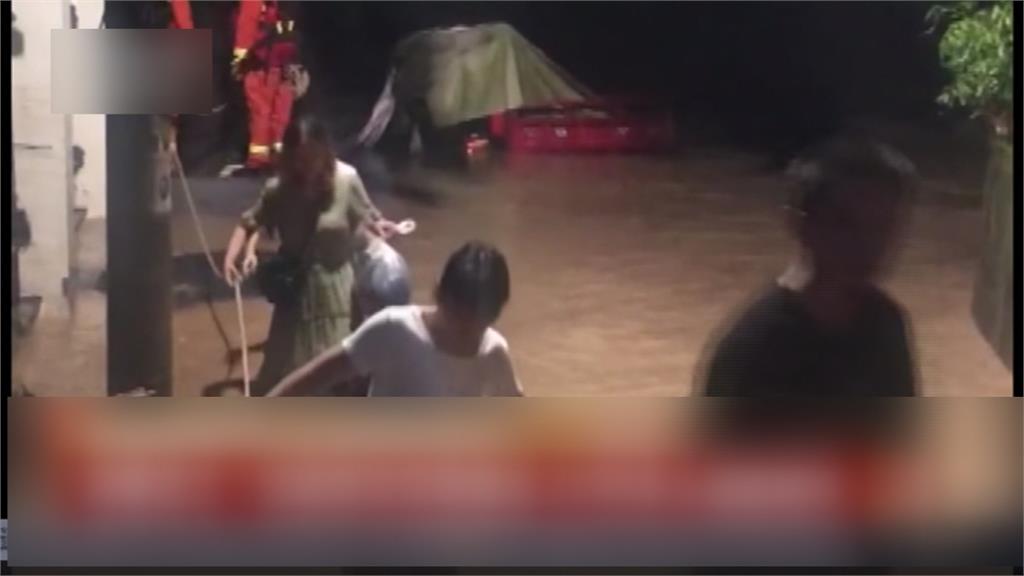 湖南暴雨下游水位漲 猛爆洪水沖走車輛