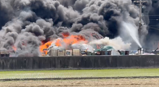 最新／戴奧辛超標？彰化塑膠工廠大火「黑煙竄天」　居民喊：塑膠味好臭