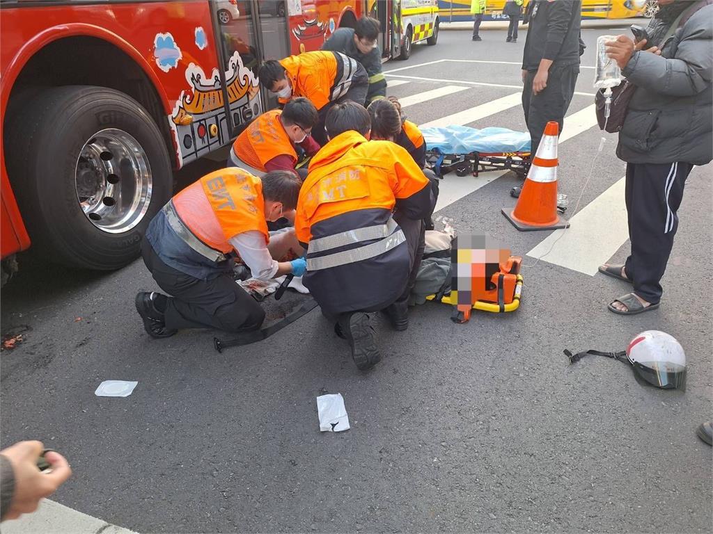 快新聞/初二不平靜!北市信義觀光巴士車禍 女乘客腿部遭右輪輾壓