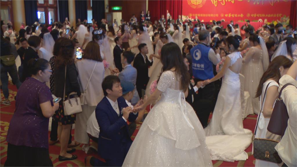 中華電信辦集團結婚 88對新人收一萬元紅包