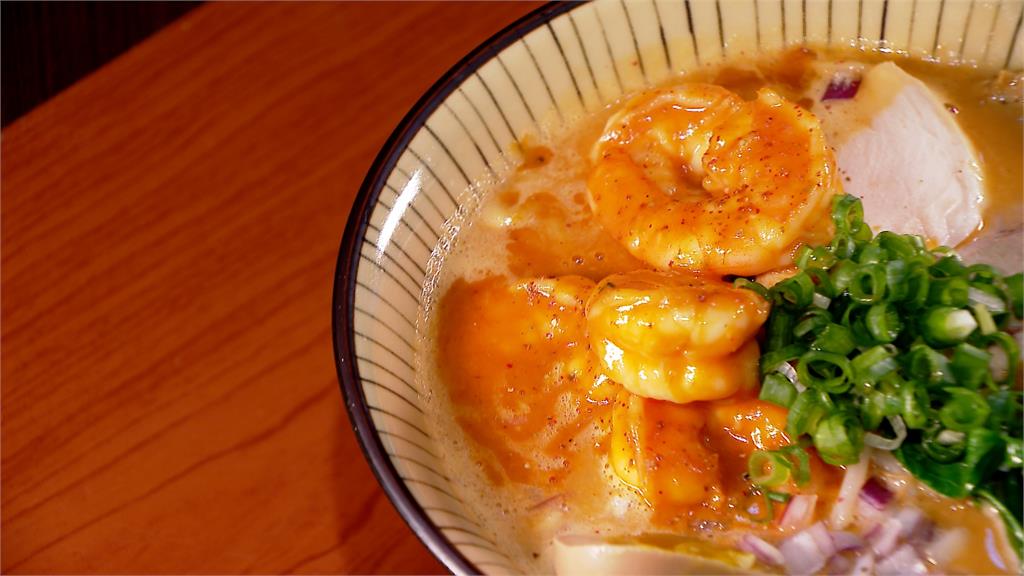墨魚汁加入雞湯! 拉麵玩創意「東西合併」