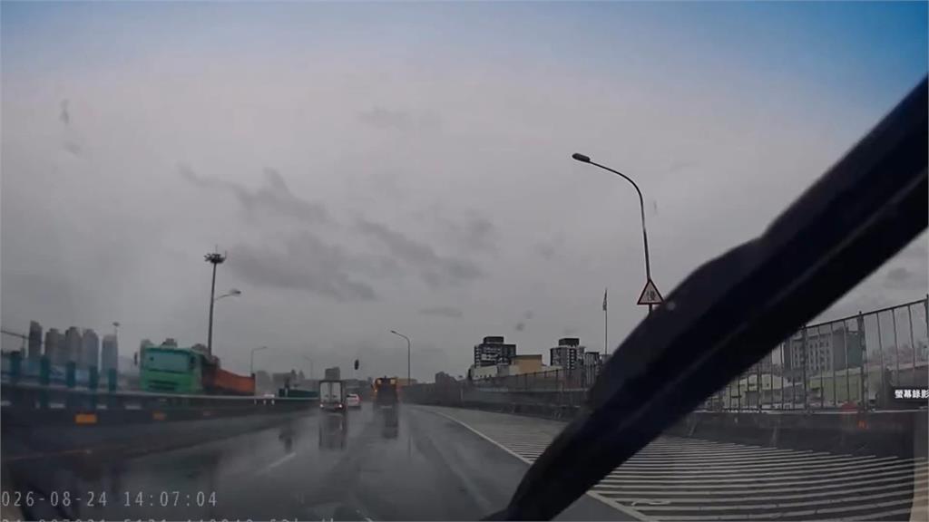 飛來橫禍! 國道貨櫃車突爆胎 後車輾胎皮零件噴飛