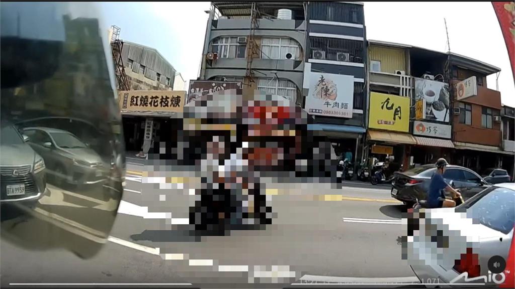 控被輾到腳從從容容飆罵 駕駛報警騎士匆匆忙忙離開