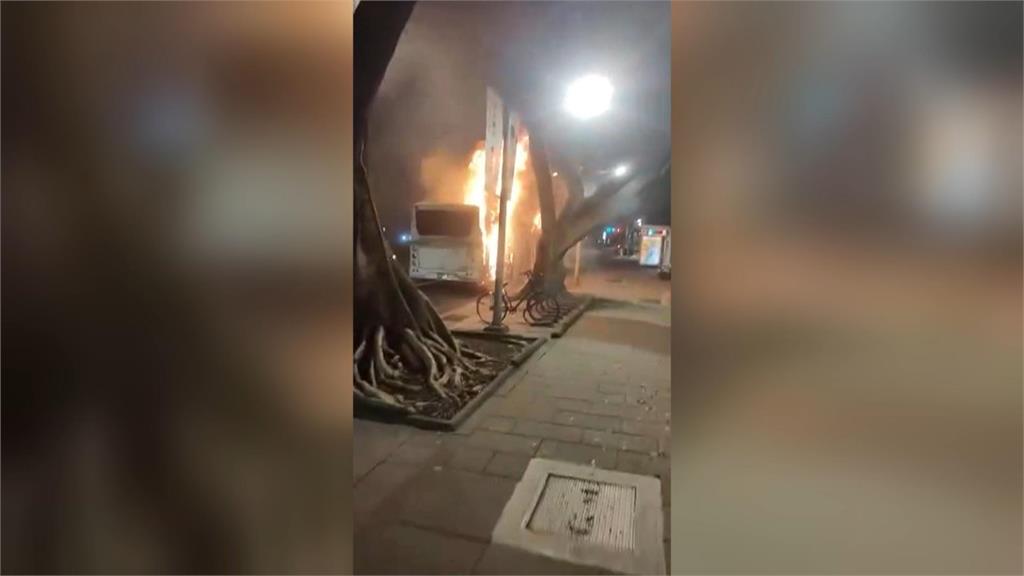 北市電動公車爆炸起火燃燒! 駕駛、乘客緊急逃生