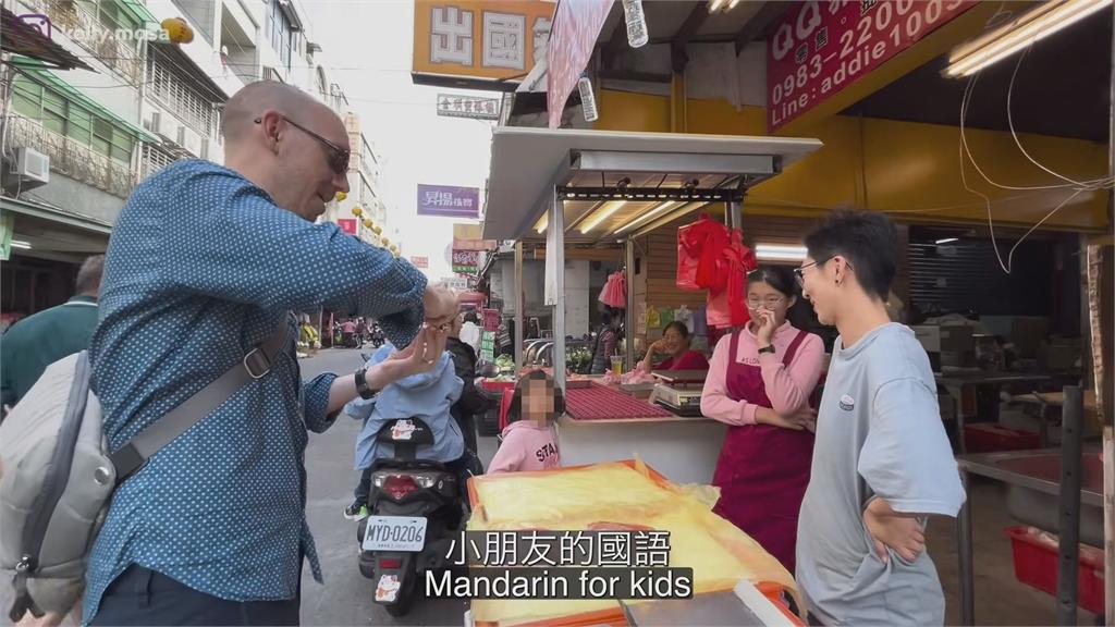 美國男逛傳統市場說中文 攤主熱情「投餵送零嘴」:這是禮物全免費