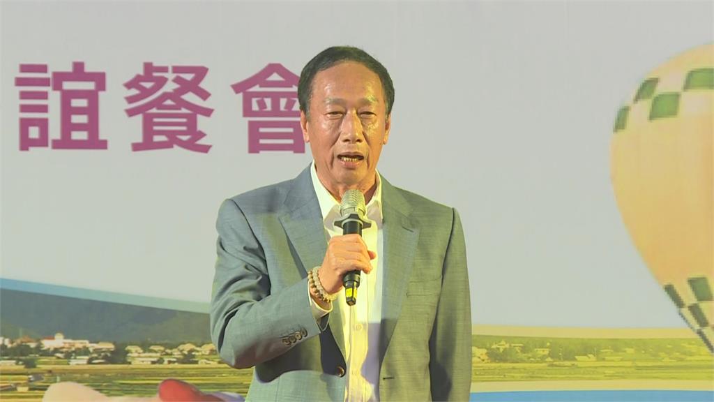 侯友宜、郭台銘台東同框 太久沒連絡?「拱手致意」超尷尬...
