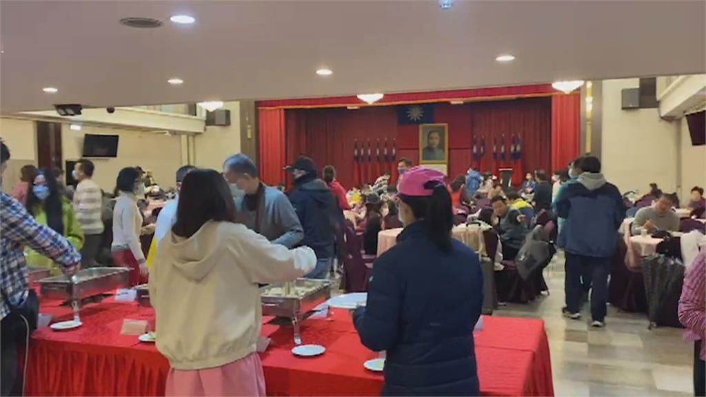 肚子餓了! 知名早餐店湧人潮 民眾排隊逾2個半小時才吃得到