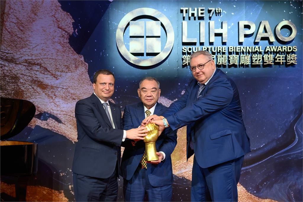 第七屆「雕塑雙年獎」揭曉！日藝術家本鄉芳哉《空白-坐佇》奪金獎！