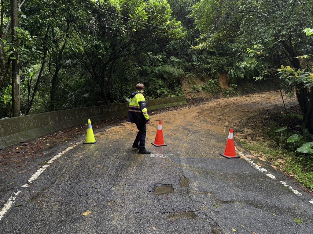 快新聞／山陀兒肆虐「七堵自強路段一度遭土石掩埋」　警消急赴現場處理