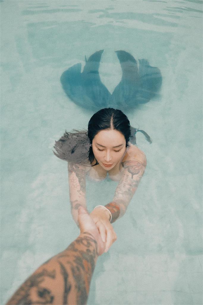 梁云菲化身真.美人魚!大尺度「激辣曲線」藏水下羞喊1句辣翻全網