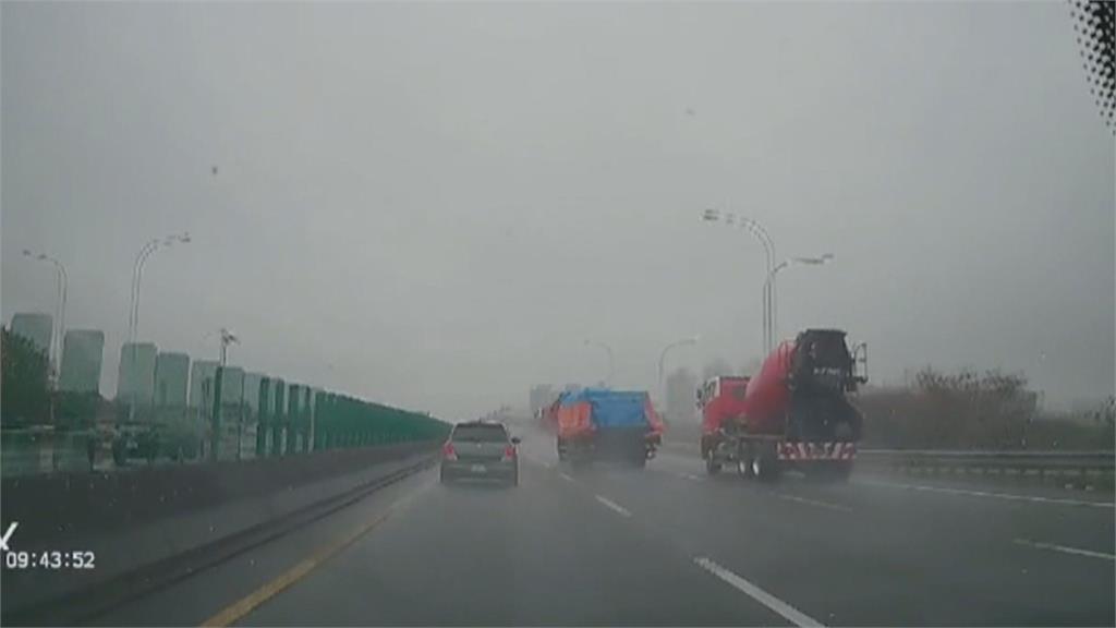 水泥預拌車國道翻覆釀嚴重事故 駕訓班前教練:重心高急切是肇事主因