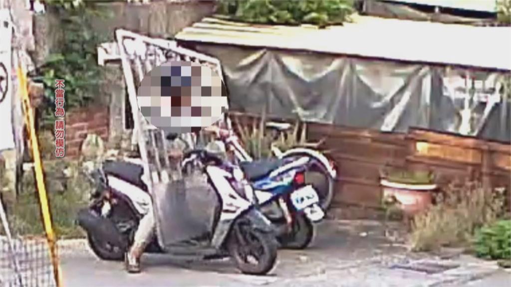 荒唐！男「自備砂輪機」拆鐵門　頭伸過欄杆「穿著鐵門」騎車上路